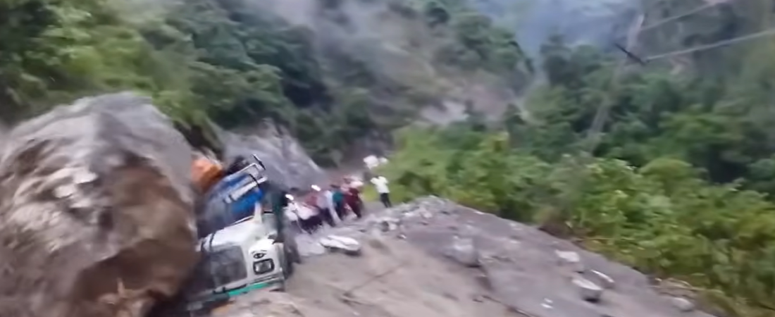 Unbelievable Seconds Before Disaster: Real-Life Close Calls, Engineering Failures, and Extreme Nature Caught on Camera
