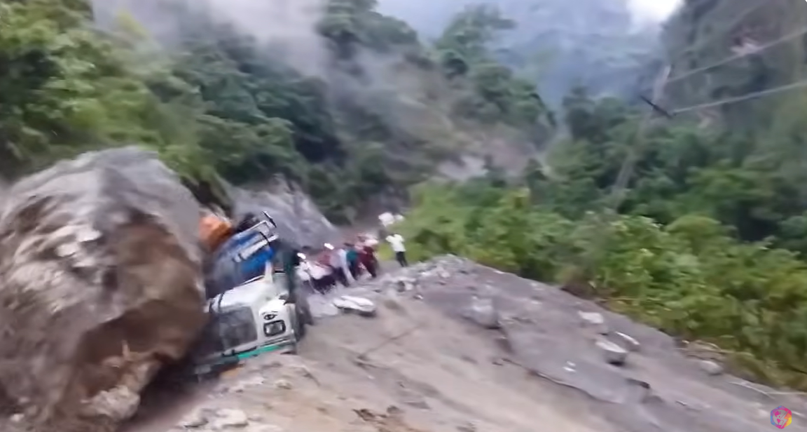 Unbelievable Seconds Before Disaster: Real-Life Close Calls, Engineering Failures, and Extreme Nature Caught on Camera